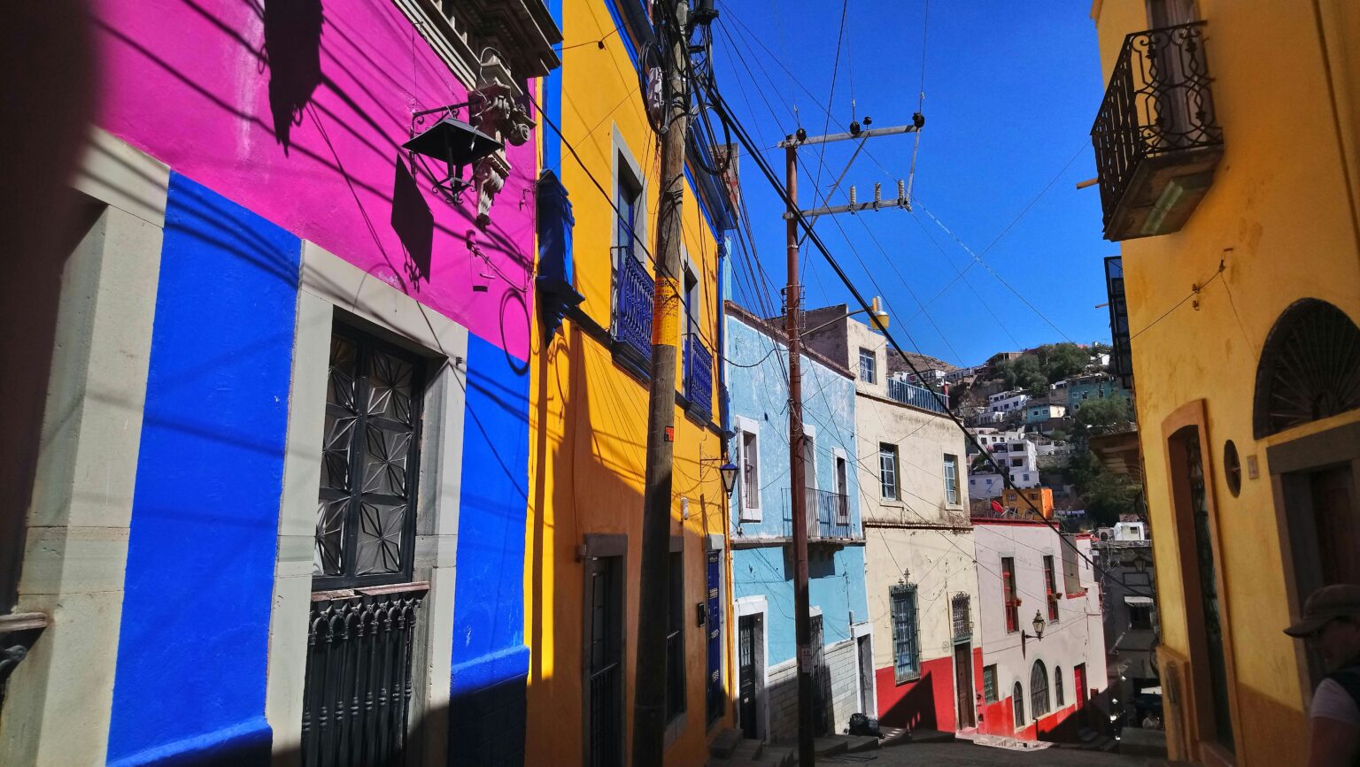 How Portuguese colors change with nouns in beginner sentences