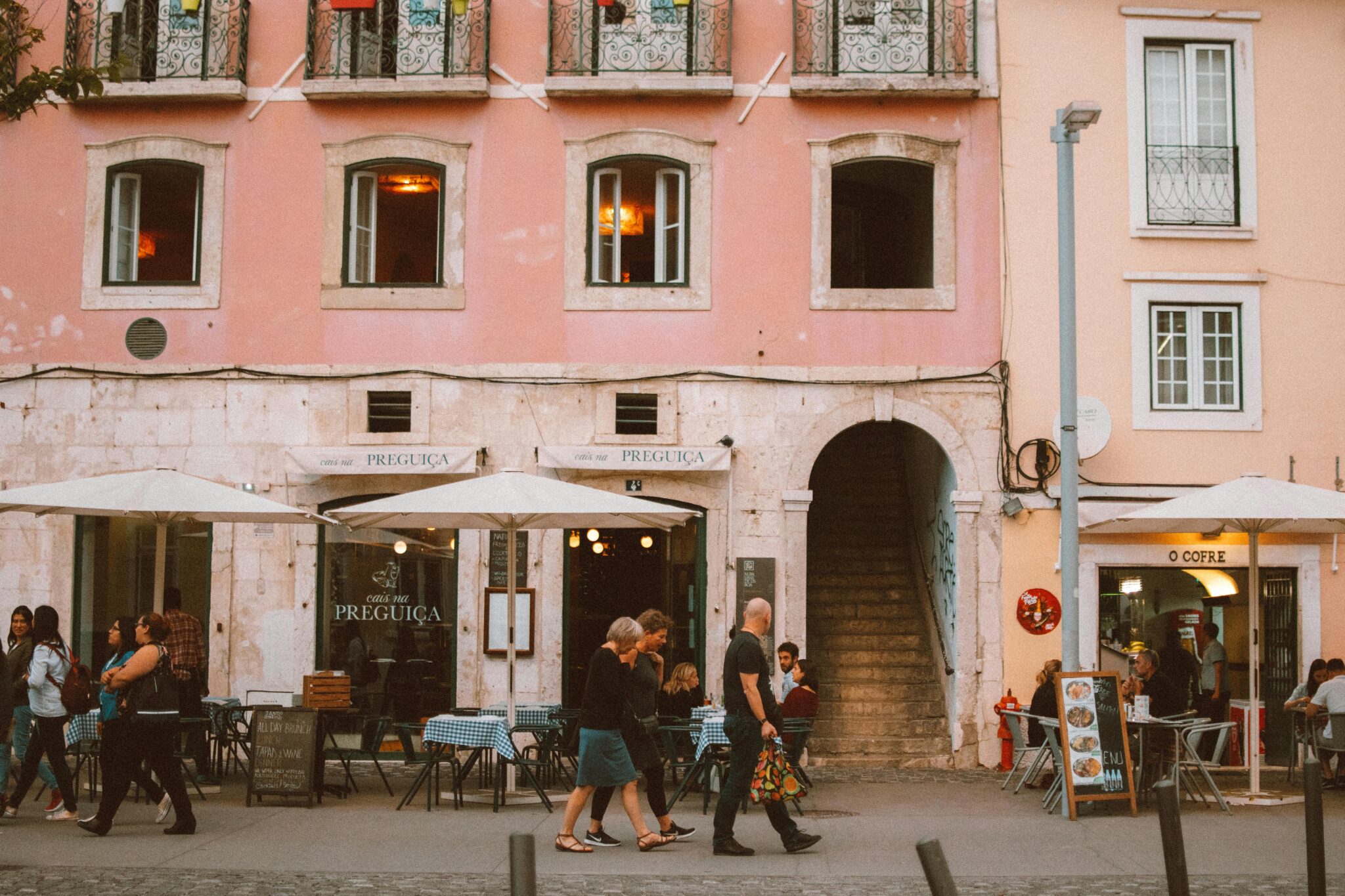 How to say “Hello” and “Goodbye” in Portuguese basics