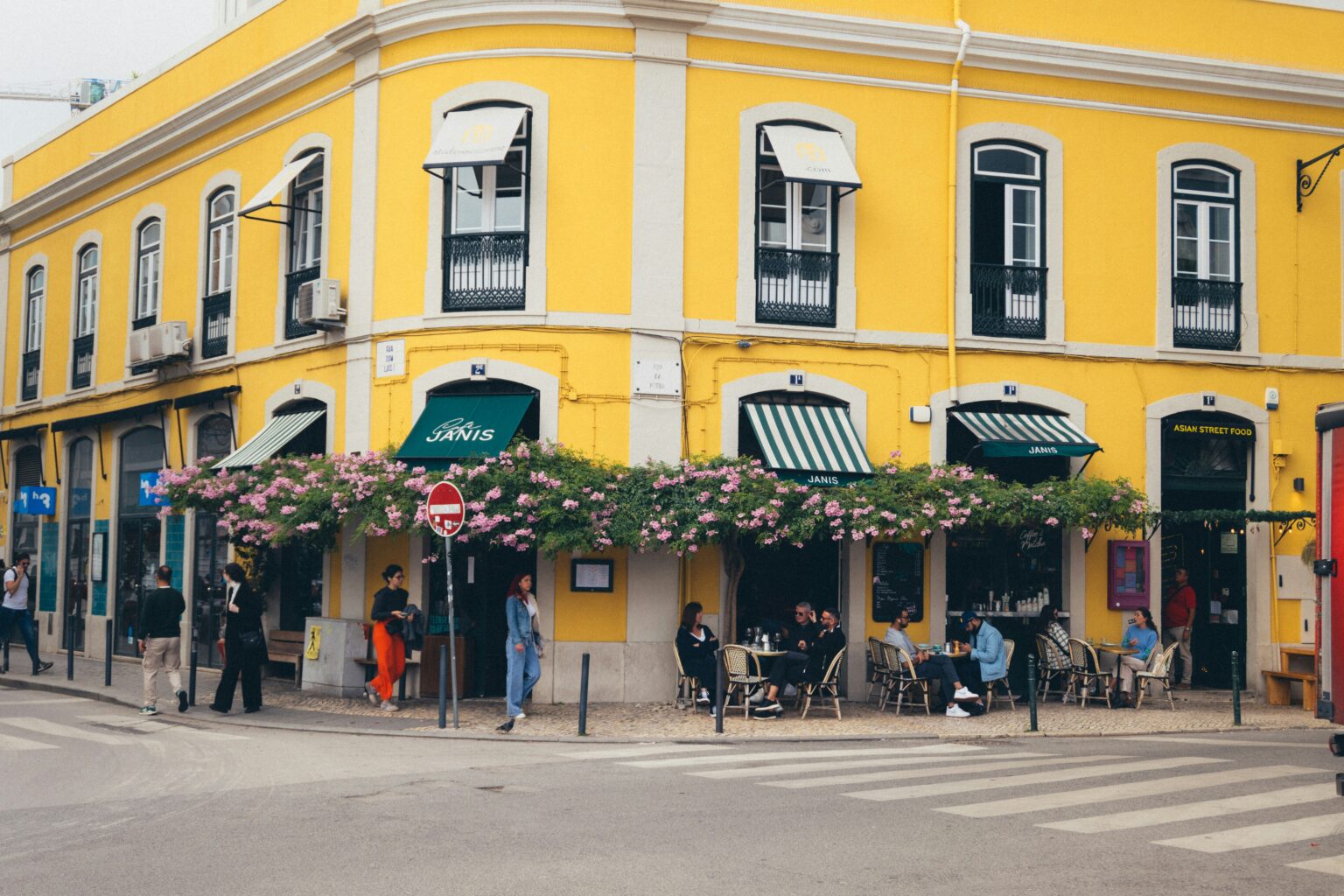 “Querer” vs “Gostaria de” in Portuguese: Wanting and Polite Requests
